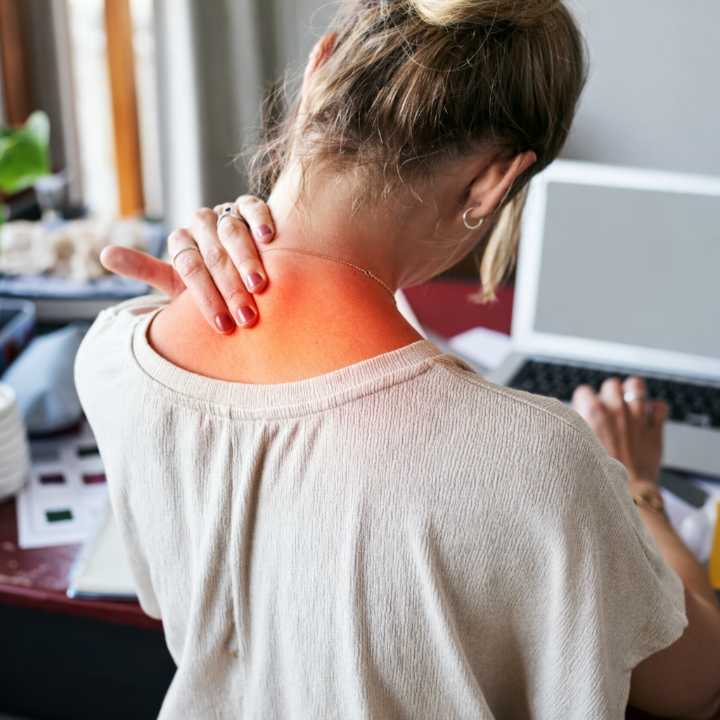 Felső hátfájás a lapockák között: stressz, ülés, terhelés – hogyan ismerd fel a mintát?