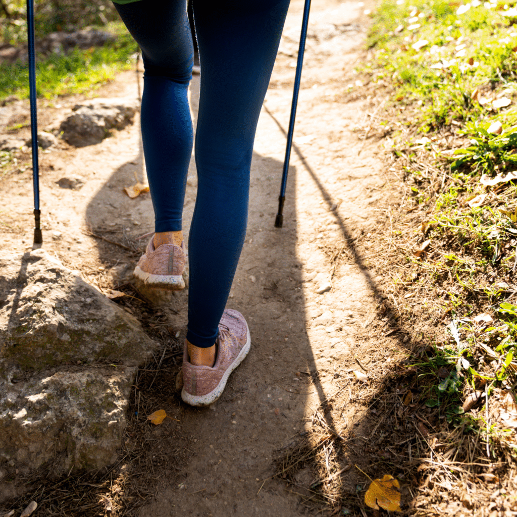 Milyen mozgások kímélik az ízületeket? – És mikor segíthet a torna térdre, derékra, bokára?